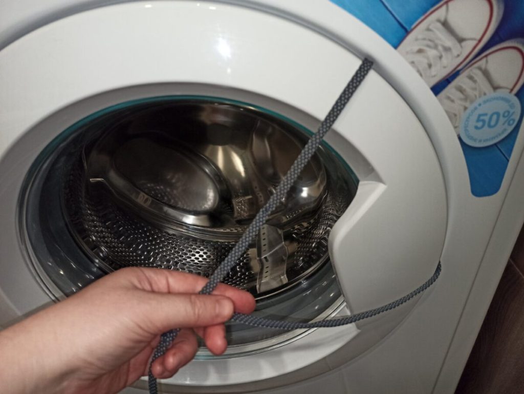 Ziehen Sie nicht mit Gewalt daran und rufen Sie nicht den Kundendienst an: Ein einfacher Trick, um die blockierte Tür der Waschmaschine mit einem Gegenstand zu öffnen, den jeder von uns zu Hause hat.