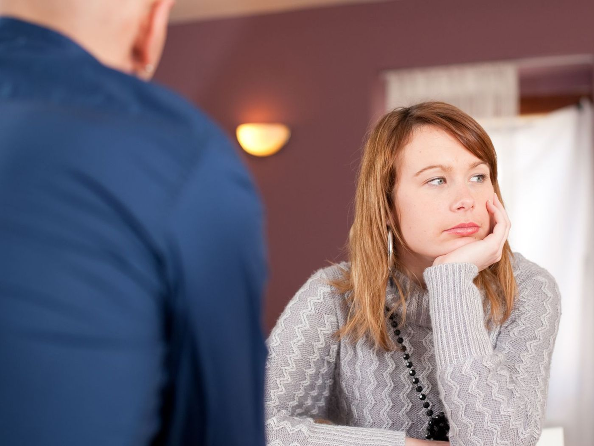 Was bedeutet es laut Psychologie, wenn jemand während eines Gesprächs den Blick abwendet?