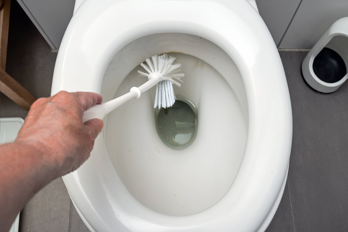 Weder Essig noch Soda: Die effektivste Methode, um Ablagerungen aus der Toilettenschüssel zu entfernen