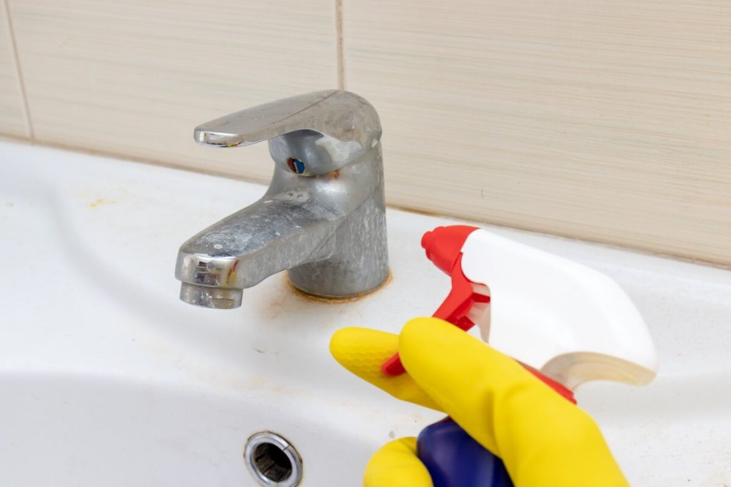 Ich mische es mit Waschpulver und trage es auf den verschmutzten Wasserhahn auf. Nach 5 Minuten ist er wie neu.
