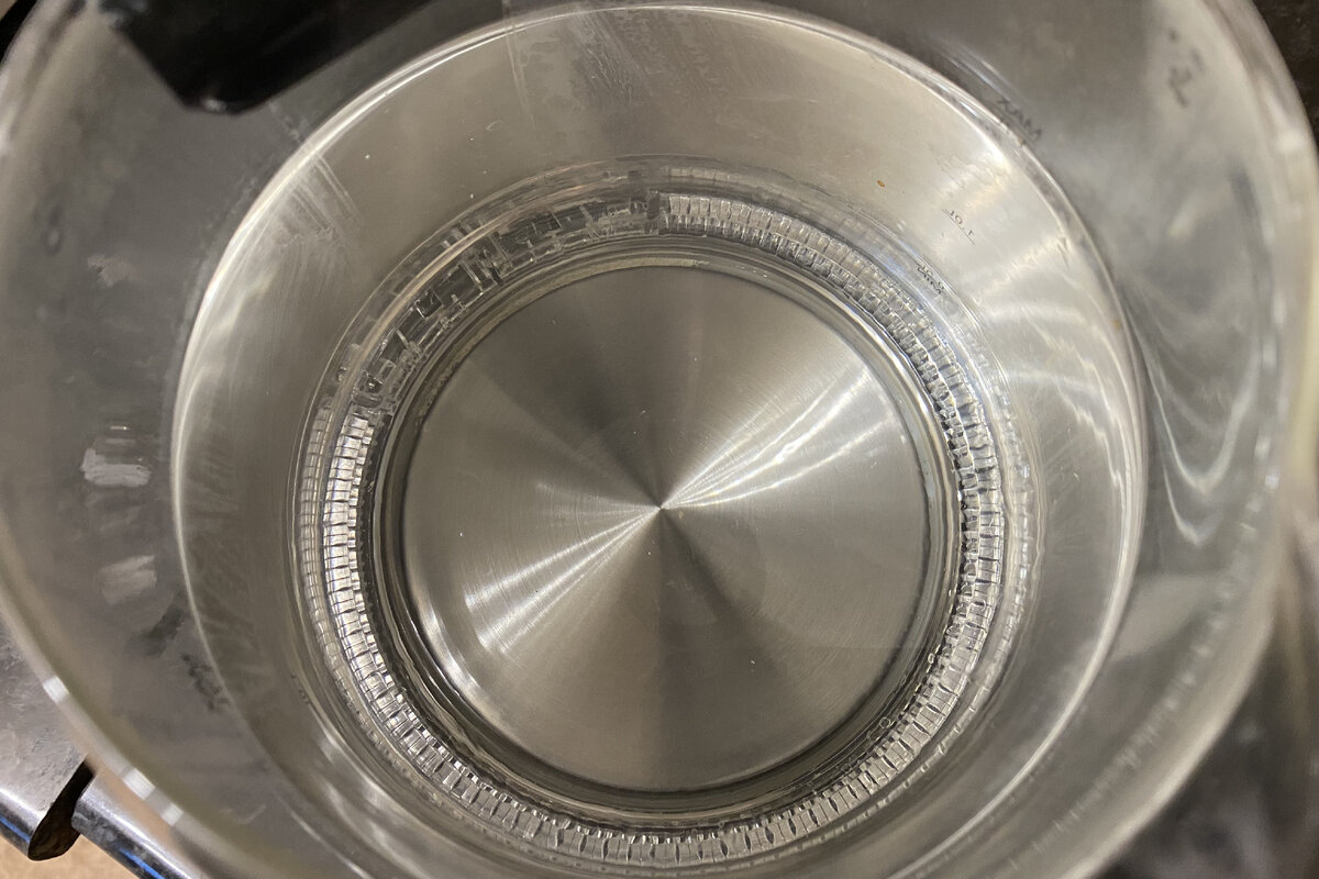 Ich werfe 1 Würfel in den Wasserkocher und bringe das Wasser zum Kochen. Nach einer Minute ist er blitzblank und ohne einen Hauch von Kalk.