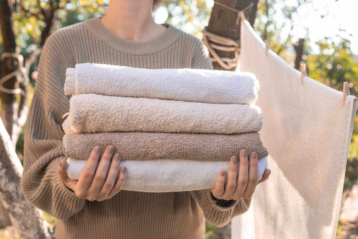 Ich gebe es in die Waschmaschine und die Handtücher werden wie neu – eine bewährte Methode, um Handtücher flauschig und strahlend weiß zu machen