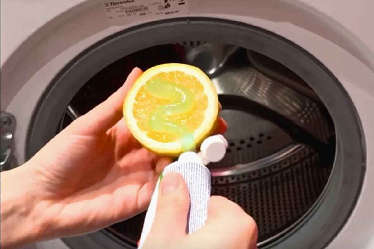 Sie können Ihre Waschmaschine ganz schnell reinigen. Alles, was Sie dazu brauchen, ist Zahnpasta und eine halbe Zitrone.