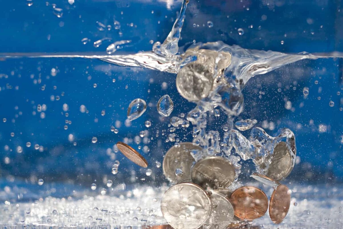 Sie füllte eine Plastiktüte mit Wasser, legte ein paar Münzen hinein und hängte sie ans Fenster. Der beste Fund des Jahres