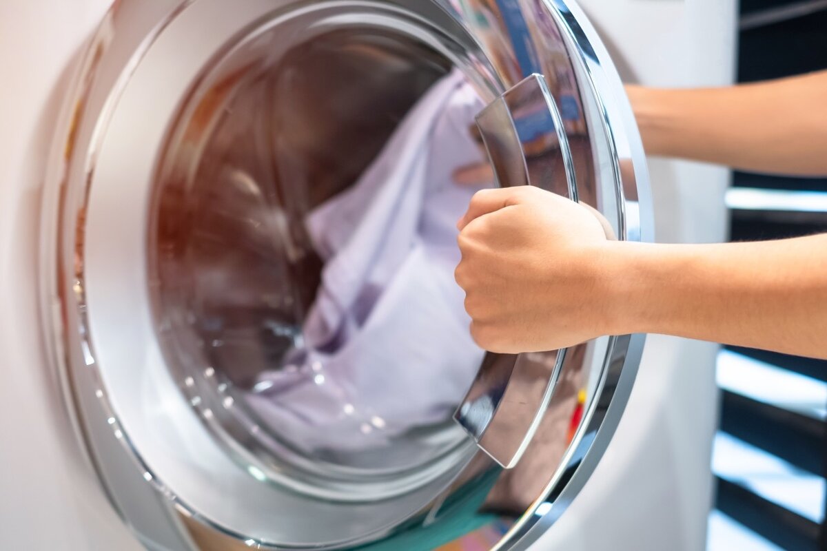 Legen Sie es zusammen mit Ihrer Wäsche in die Waschmaschine. Das lästige Problem verschwindet