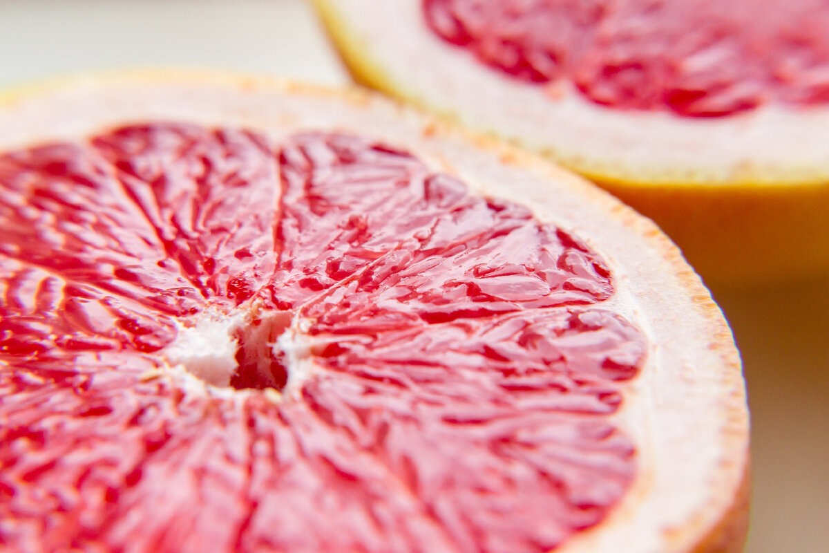 Diese Frucht enthält wenig Kalorien, viele Vitamine und sättigt lange. Sie ist ideal für ältere Menschen, da sie das Herz und die Augen schützt und Falten glättet.