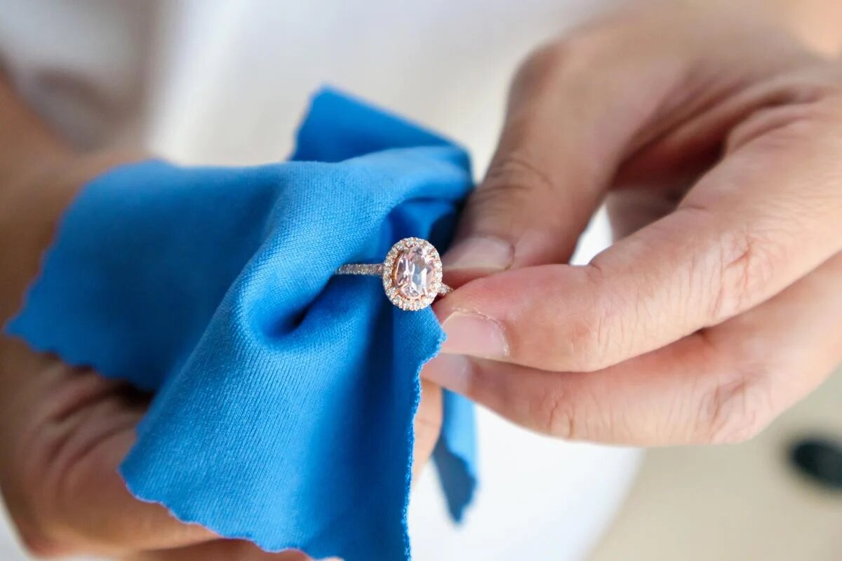 Eine einfache und zauberhafte Methode, um Schmuck zu reinigen und ihm sein ursprüngliches Aussehen zurückzugeben, ohne ihn zu beschädigen