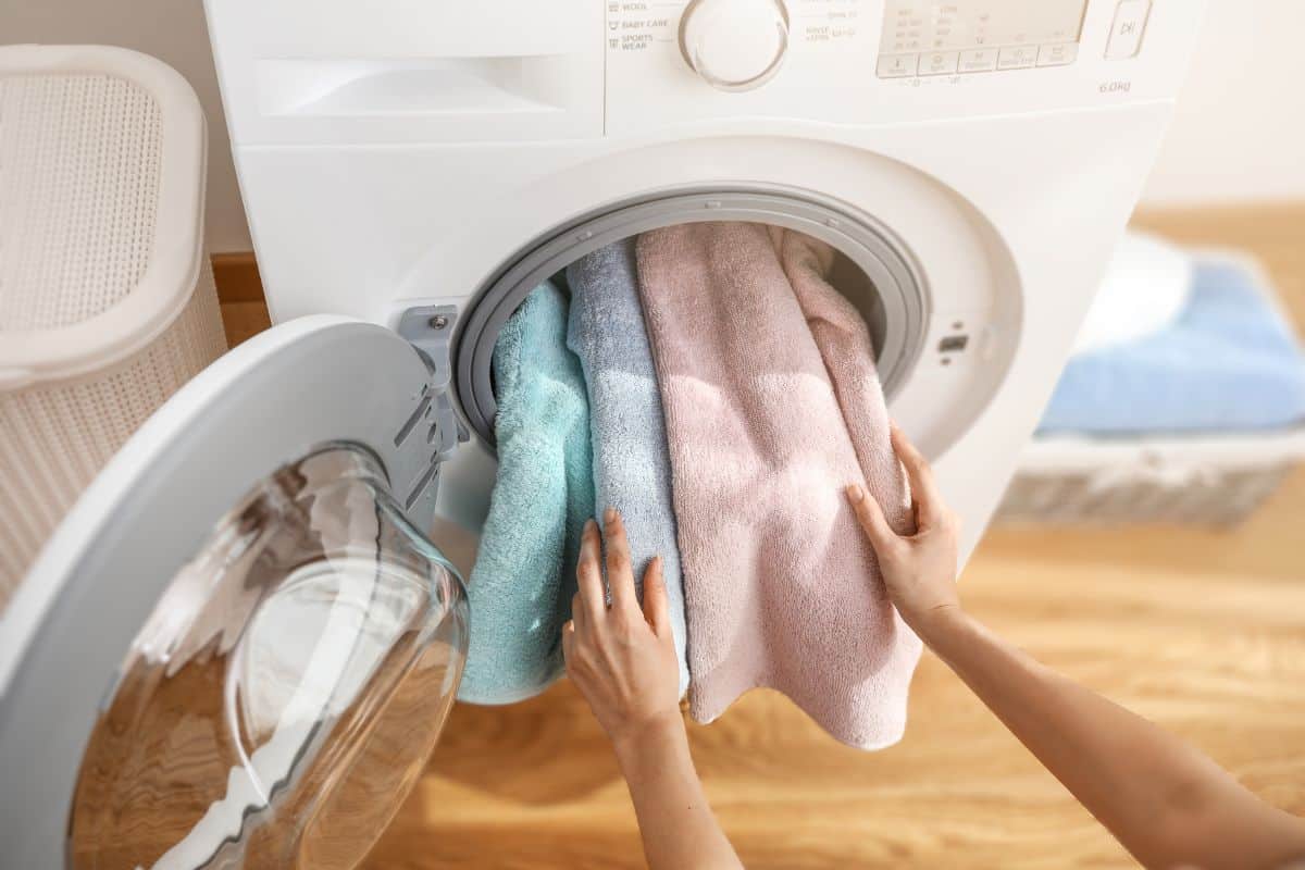 Sind Ihre Handtücher hart wie Schleifpapier und nicht weich? Geben Sie statt Flüssigkeit etwas davon in die Wäsche und sie werden weich wie eine Wolke.