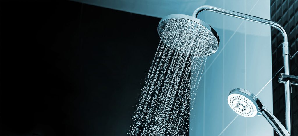 Werfen Sie eine Tablette ins Wasser und sprühen Sie die Duschkabine ein. Das beste Mittel gegen Kalk und Kalkablagerungen.