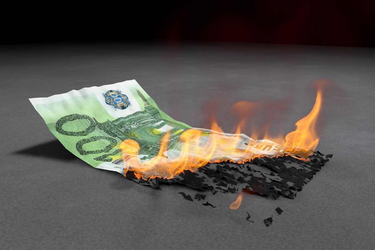 Er versteckte 80.000 Euro an einem Ort, den er für sicher hielt, und alles verwandelte sich in Asche: Er dachte, es sei weniger Geld