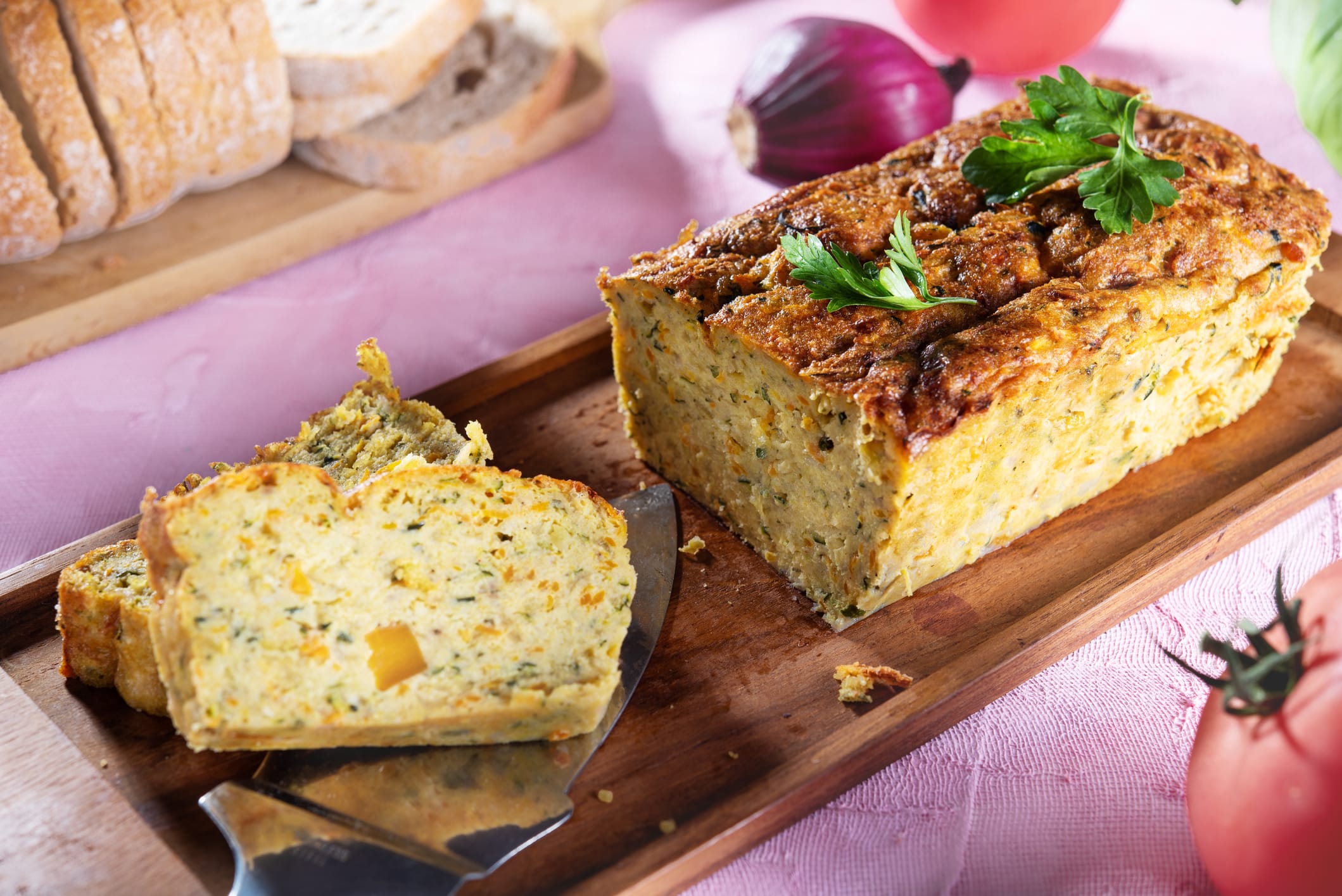 Weich, aromatisch und im Handumdrehen zubereitet – diese Terrine aus Zucchini und Basilikum erfrischt jeden.