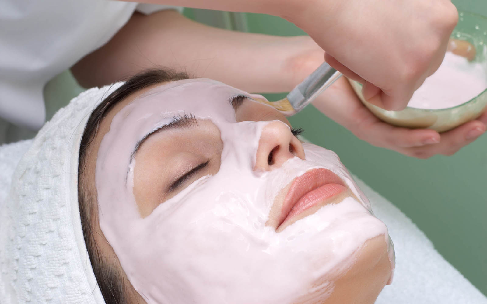 Verabschieden Sie sich davon, ein Vermögen für Anti-Aging-Cremes auszugeben: ein viraler Lifehack mit Nivea und einem Löffel zur Beseitigung von Falten