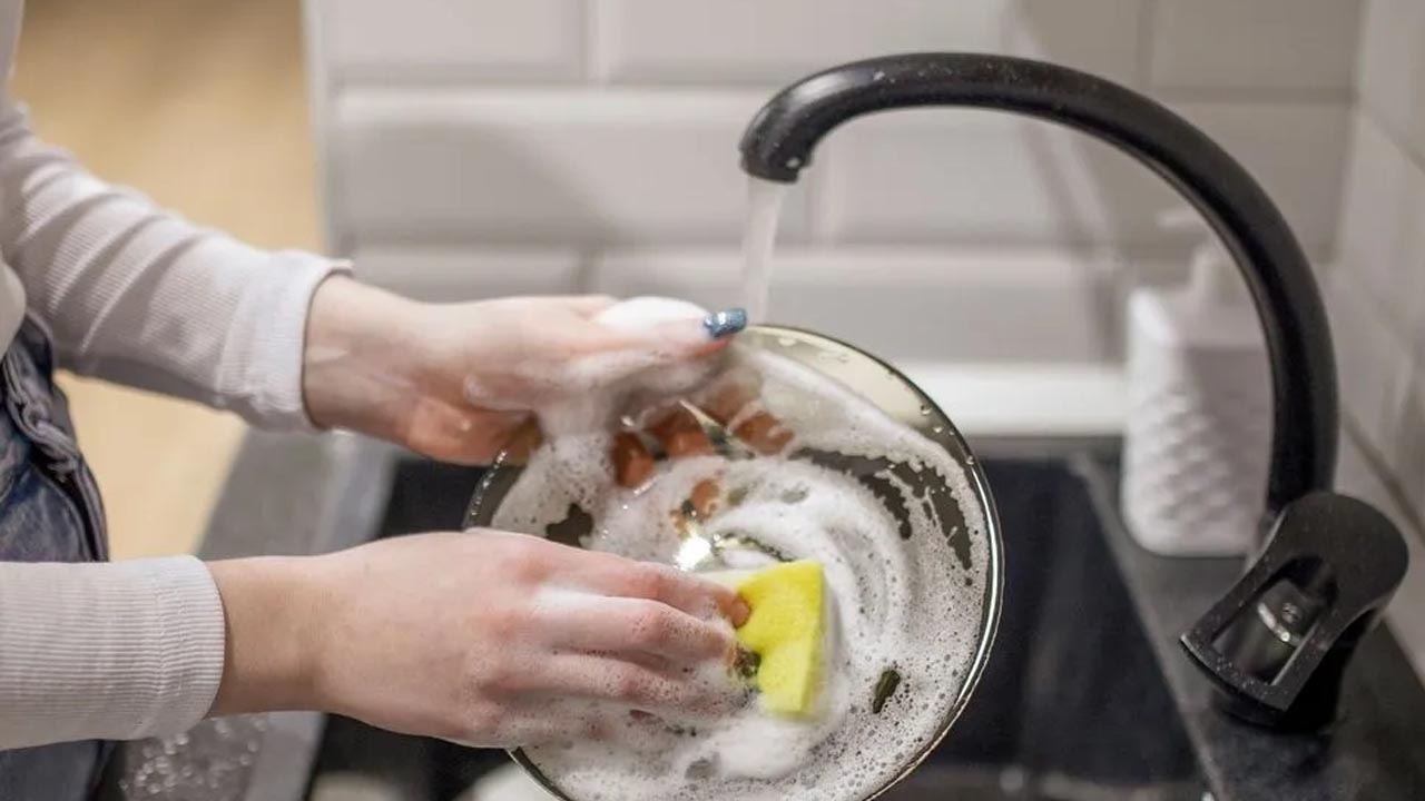 Der Trick mit Salz im Spülmittel: ein Zaubertrank, der ein großes Problem in der Küche löst