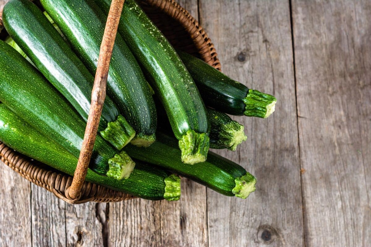 Unfruchtbare Zucchini im August? Wie man die Ernte trotz weniger Bestäuber und Hitze retten kann.