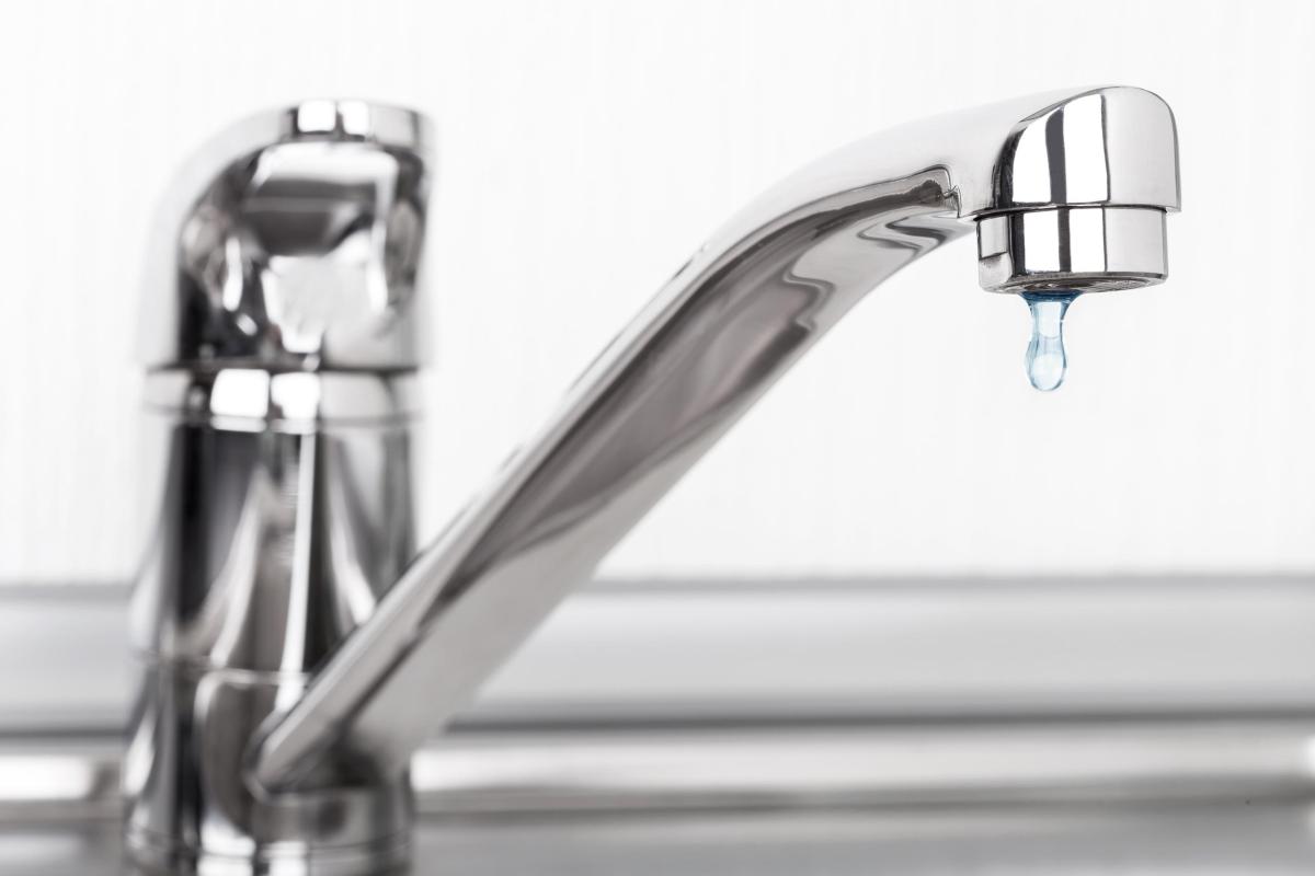 Ich mische es mit Waschpulver und trage es auf den verschmutzten Wasserhahn auf. Nach 5 Minuten ist er wie neu.