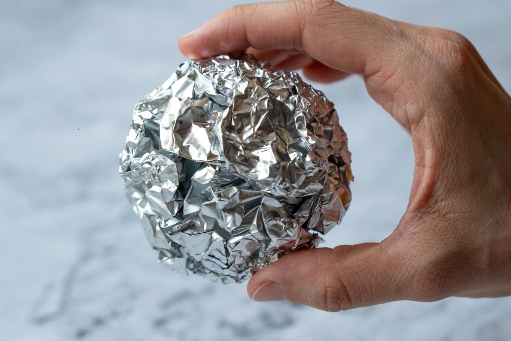 Warum sollte man Aluminiumfolienkugeln am besten in den Gefrierschrank legen?