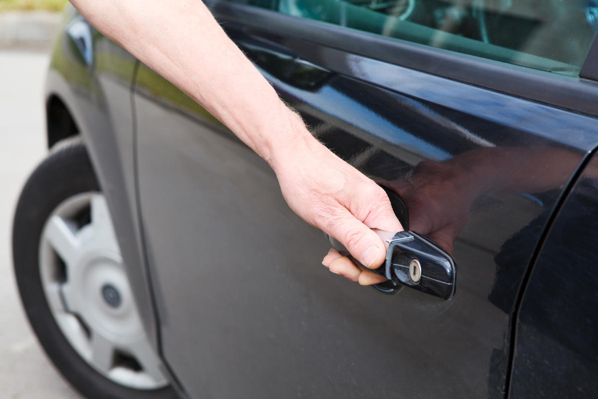 Der Trick mit dem Tennisball, um das Auto zu öffnen, wenn Sie die Schlüssel im Auto liegen gelassen haben, funktioniert immer