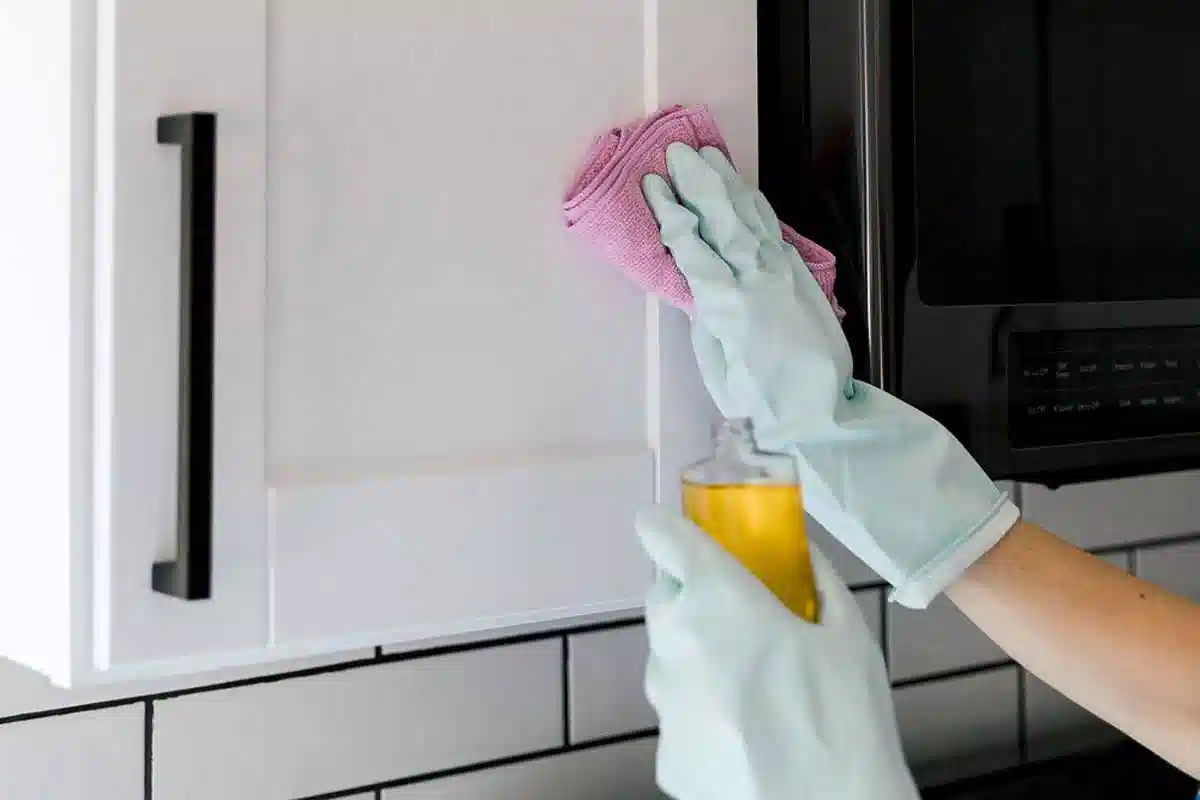 Fett auf Küchenmöbeln? Diese Methoden funktionieren besser als chemische Mittel aus dem Laden und beschädigen die Fronten nicht!