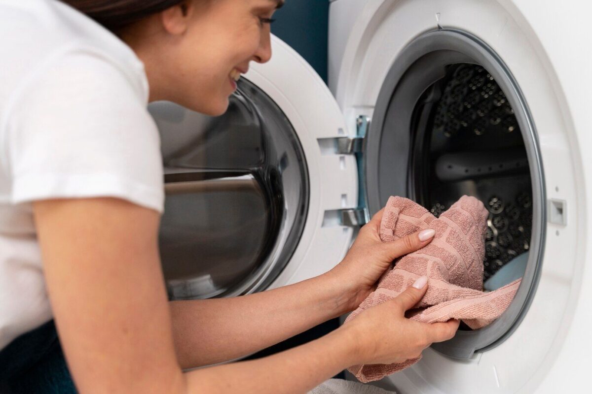 Alle wollen mein Geheimnis wissen: Ich habe nur einen Teelöffel in die Waschmaschine gegeben, und meine Kleidung riecht tagelang frisch.