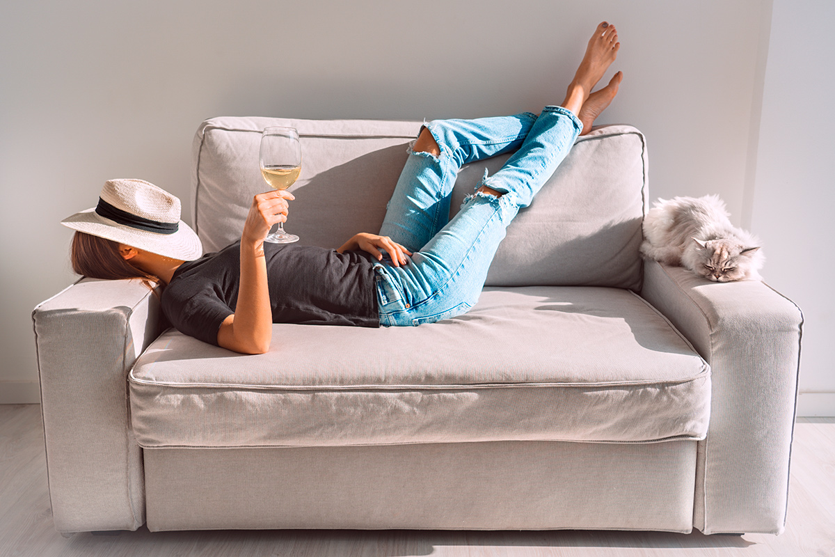 Eine einfache Methode mit einem Föhn, mit der Ihr Sofa makellos sauber wird: Sie ist viral gegangen und wird von Reinigungsexperten empfohlen