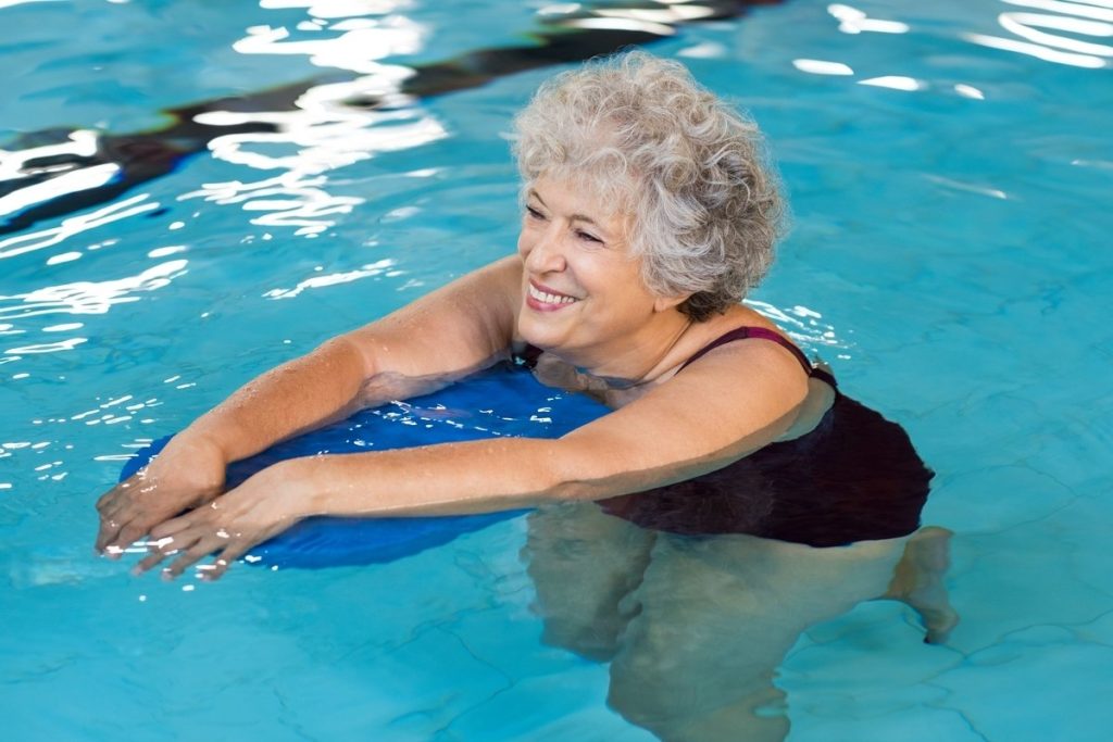 Weder Aqua-Aerobic noch Schwimmen: Die besten Wasserübungen zur Muskelstärkung für Menschen über 70 Diese mehrmals pro Woche durchgeführte Aktivität kann effektiver sein als andere Trainingsarten und zu spürbaren Ergebnissen in Bezug auf Kraft und Beweglichkeit führen.