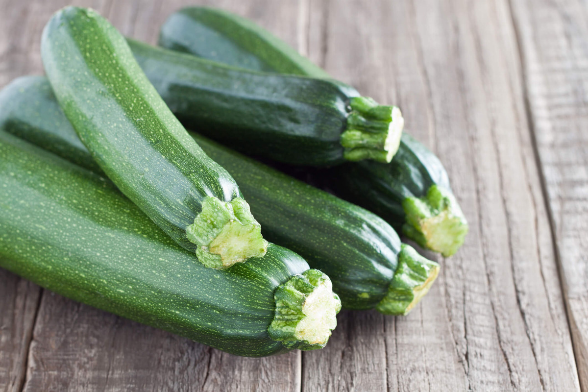 Unfruchtbare Zucchini im August? Wie man die Ernte trotz weniger Bestäuber und Hitze retten kann.