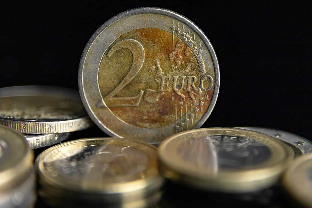 Nicht vom Original zu unterscheiden: gefälschte 2-Euro-Münzen im Wechselgeld.