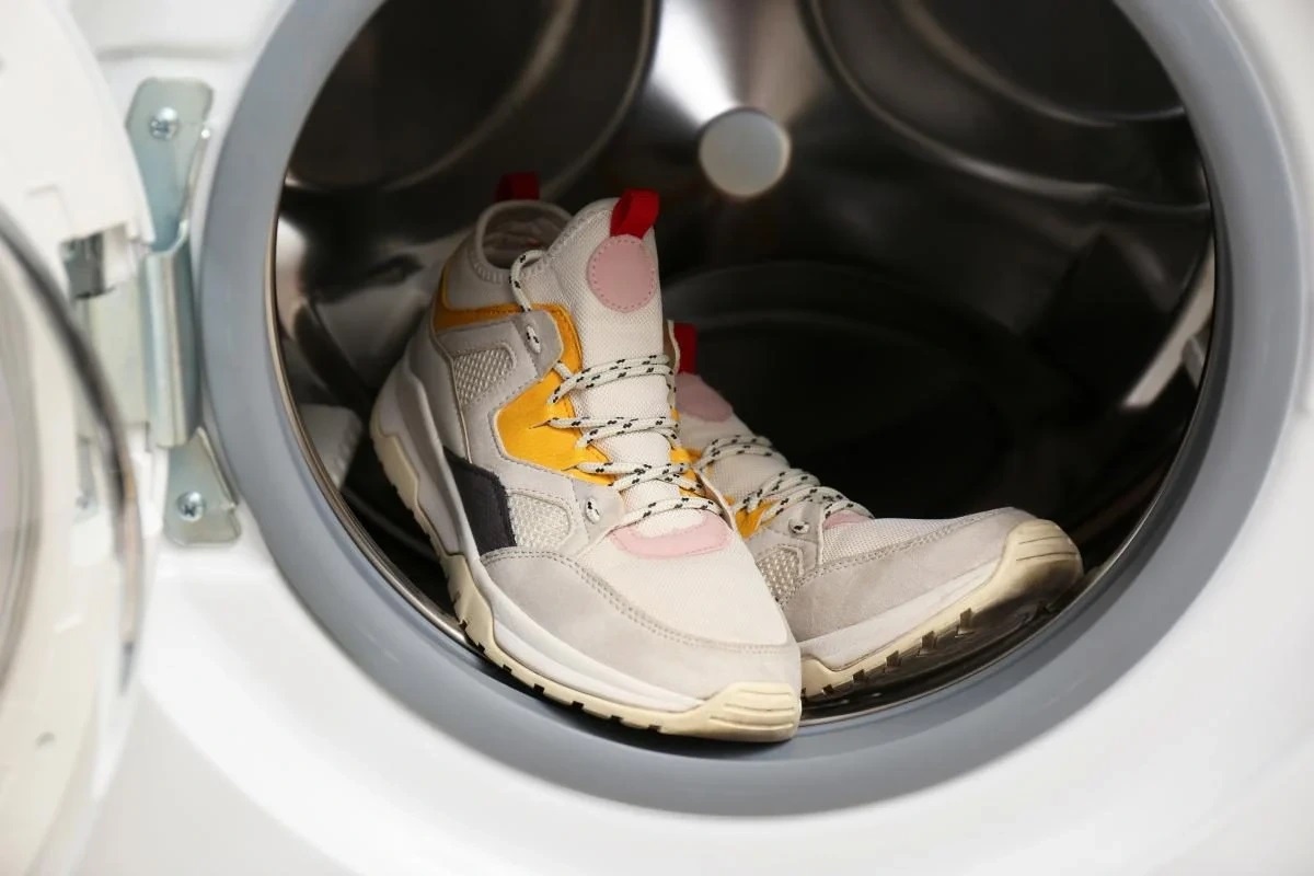 Waschen Sie Ihre Schuhe in der Waschmaschine? Stellen Sie sie so auf, sonst können sie kaputt gehen