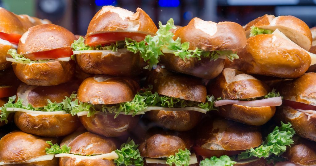 Stangen fügen es immer noch zu den Sandwiches hinzu. Der Ernährungsberater warnt: Dies ist die schlimmste Wahl 