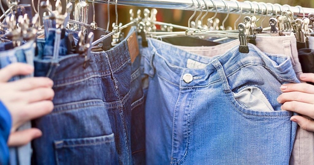 Dies sind die besten Jeans für Damen über 50. Sie Wunder mit einer Figur
