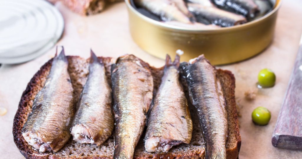 Sie sagen, es ist der gesündeste Fisch der Welt. Stangen essen kaum