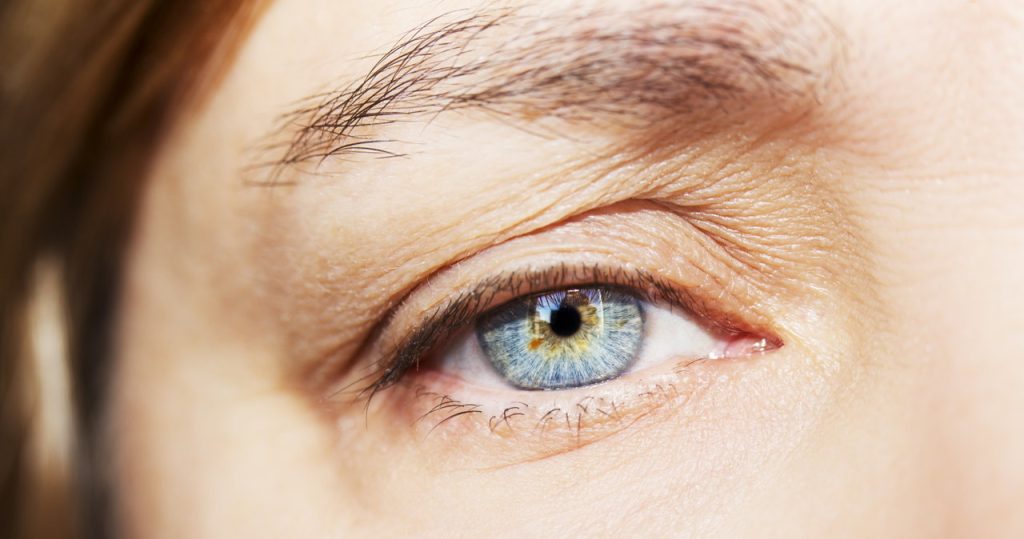 Hast du herangste Augenlider? Sie werden Ihr Auge mit diesem Make -up optisch öffnen