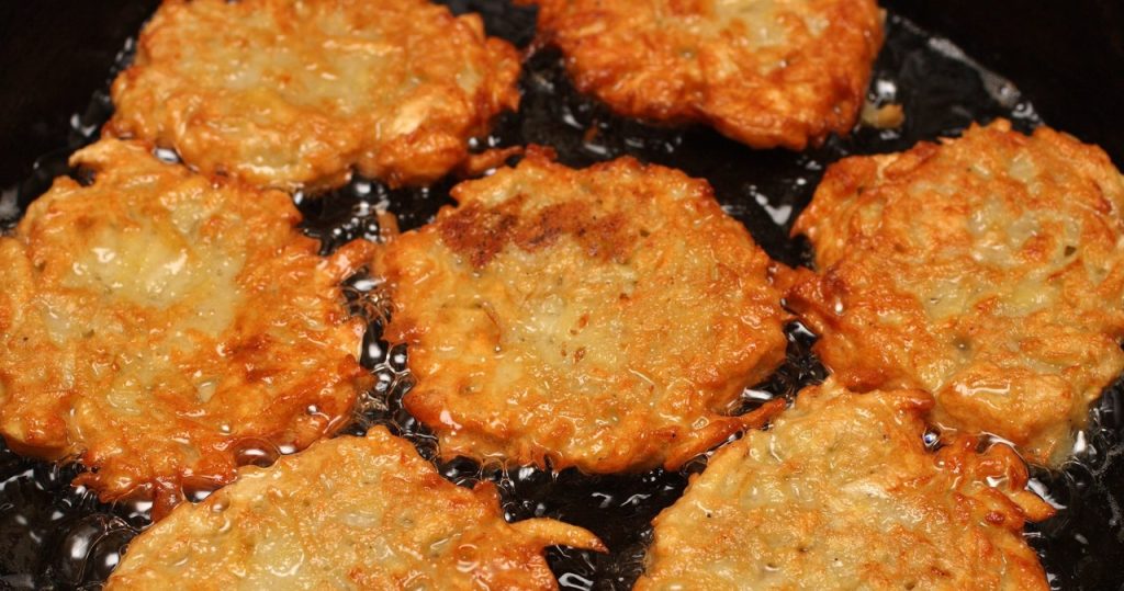 Fügen Sie es zu Kartoffelpfannkuchen hinzu. Sie werden nicht mehr im Öl einweichen