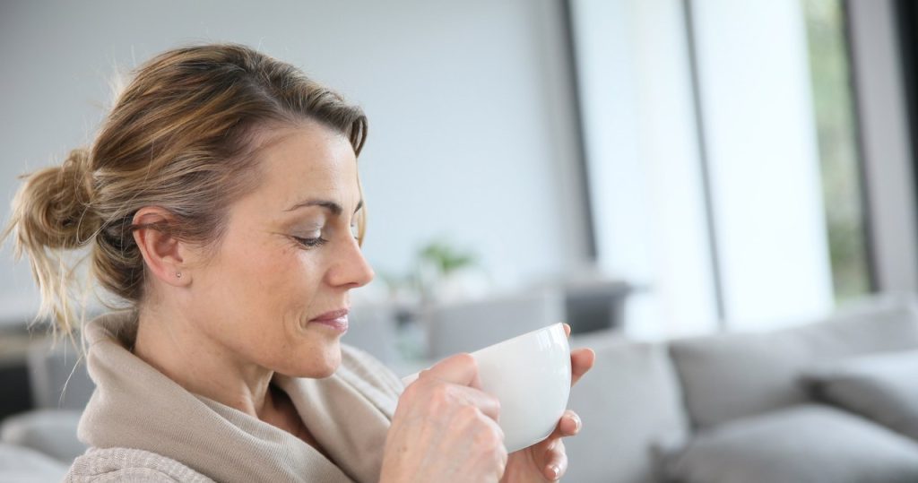 Fügen Sie dieses Gewürz dem Kaffee hinzu. Es wird Sie aufwärmen und Ihnen helfen, Gewicht zu verlieren 