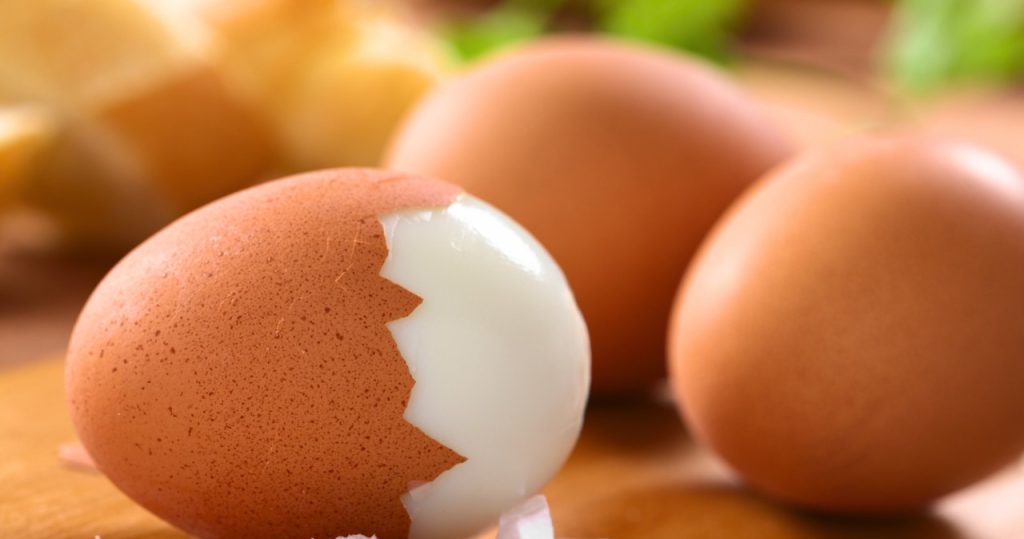 Eine banale Art, Eier zu kochen. Dafür brauchen Sie nicht einmal einen Topf und Wasser 