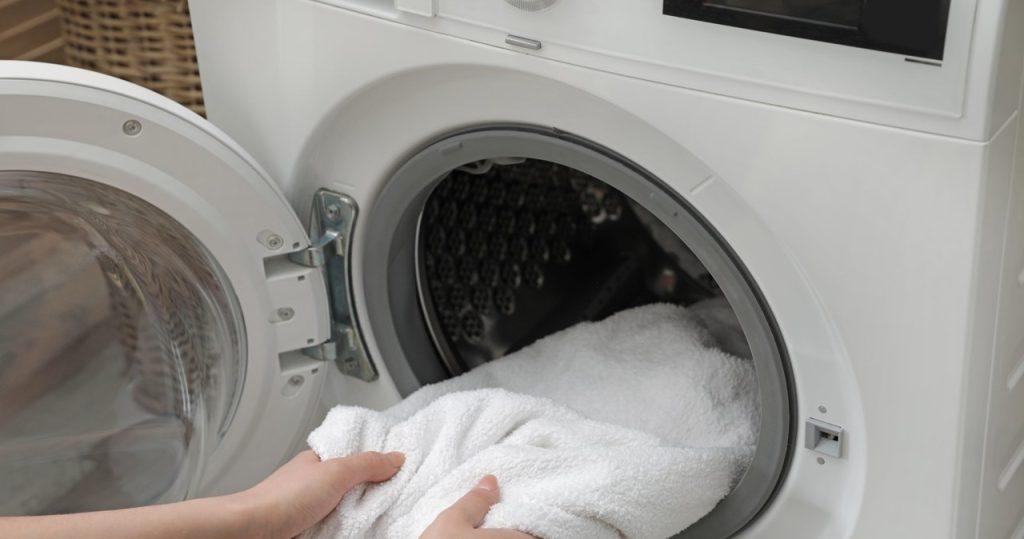 In die Waschmaschine anstelle von Bleichmittel einbringen. Sie werden viel sparen und die Kleidung wird schneeweiß sein 