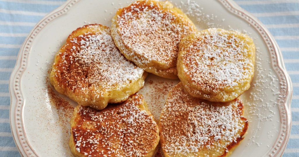 Schnelle und sehr einfache Pfannkuchen. Sie werden sie aus dem ländlichen Käse machen