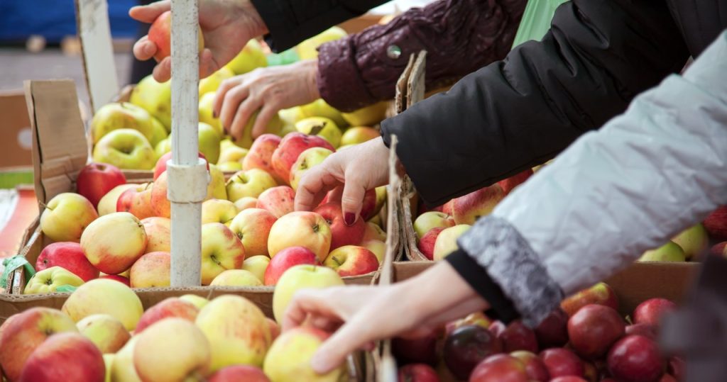 Wählen Sie diese Äpfel auf dem Markt. Sie sind lecker und können für eine lange Zeit aufbewahrt werden 