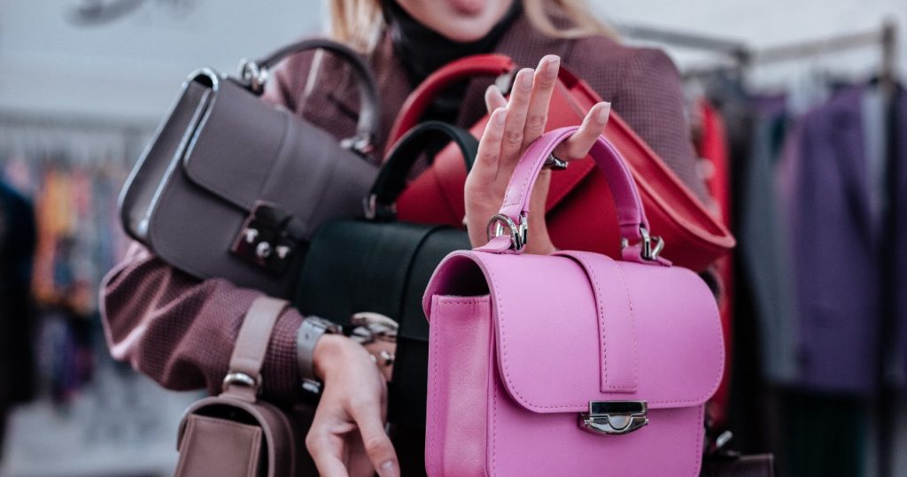 Alle werden bald diese Handtasche tragen. Kaufen, während es in Kettengeschäften eine Auswahl gibt