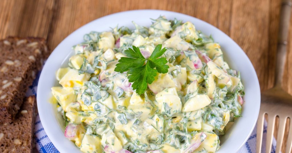 Ein obligatorischer Grillsalat. Passt perfekt zu Hals, Flügeln oder Kartoffeln