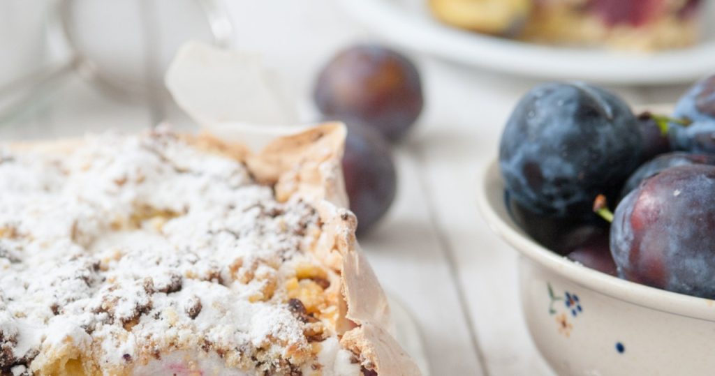 Ich habe schon lange keinen guten Kuchen mit Pflaumen mehr gegessen. Ich mache regelmäßig, weil es aus einem Backblech verschwindet