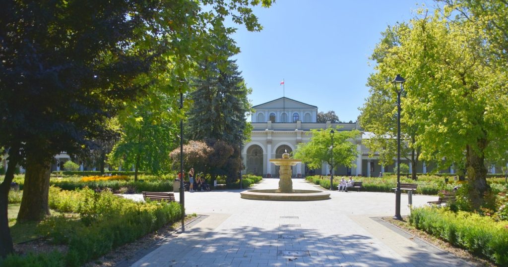 Dieses Spa wird bereitwillig für Herbstaufenthalte ausgewählt. Hat Heilungs- und Touristenwerte