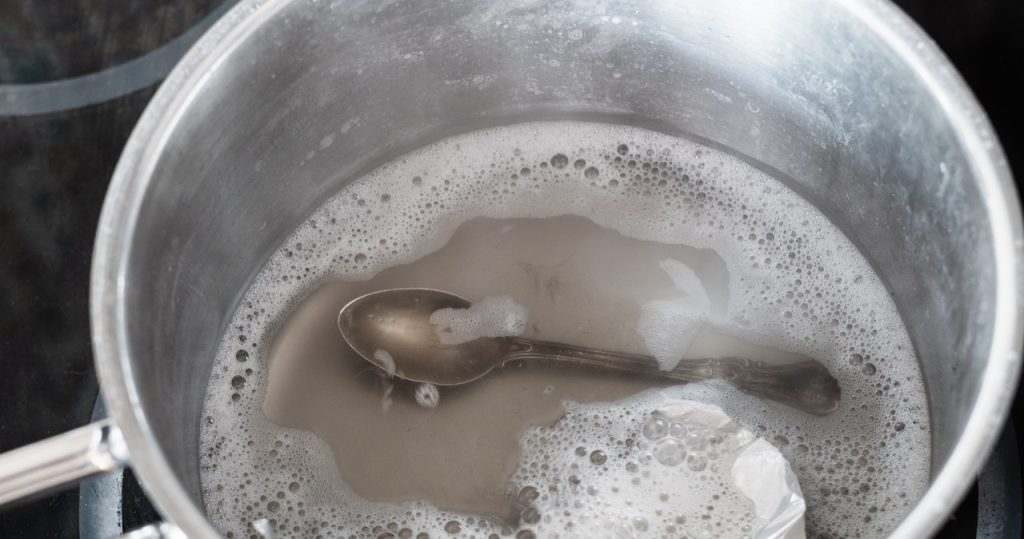 Besteck wird ohne Polieren glänzen. Alles, was Sie tun müssen, ist mit dieser Ergänzung ein Bad zu nehmen 