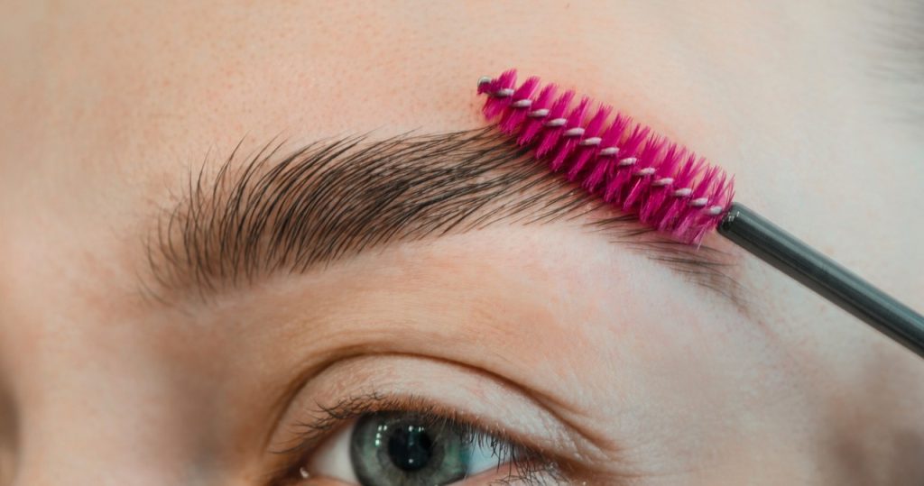 Augenbrauen wie ein Schönheitssalon für ungefähr ein Dutzend Zlotys. Tun Sie es einfach 