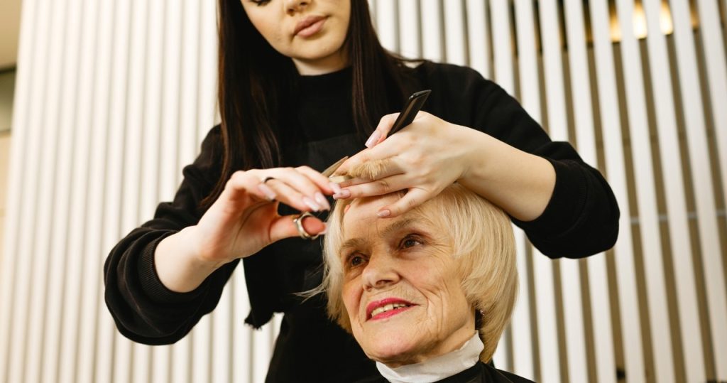 Sie arrangiert sich selbst und subtrahiert viele Jahre. Dies schlägt die Salons
