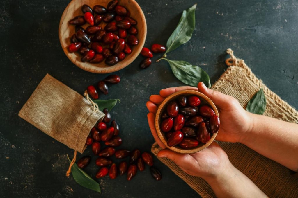 Die Ärzte sind bitter, aber voller Vitamine. Zu schmecken, laden Sie sie wie Oliven