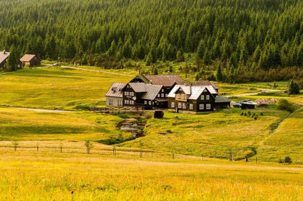 Vergessen von Dörfern mit einer Seele: Wohin Sie gehen, wenn Sie Stille, Geschichte und Erinnerungen wollen