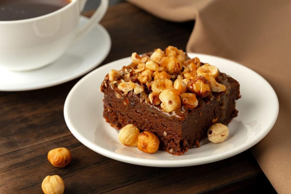 Duftender Herbstbacken: Lebkuchenkuchen mit Äpfeln und Nüssen wie Großmutter