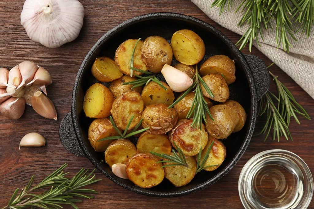 Knusprige, goldene Kartoffeln ohne Ofen, alles wird in einer Pfanne gemacht: Sie sind in 20 Minuten wirklich köstlich