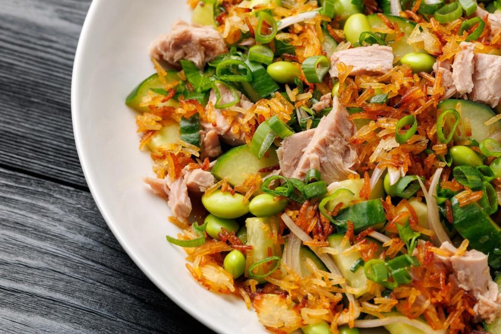 Braten Sie den Rest des Reis von gestern und machen Sie einen knusprigen Salat